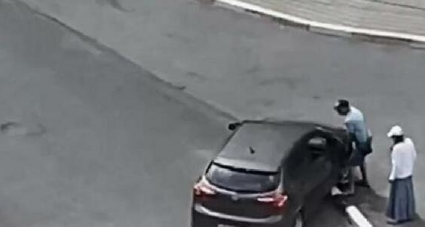 Добрая история на дороге: в Новороссийске молодой человек помог выехать девушке, зацепившейся за бордюр