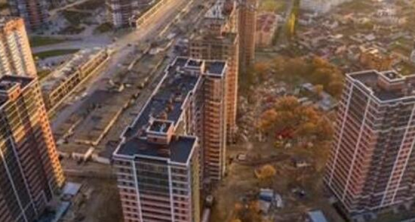 В Южном районе Новороссийска рубят деревья, чтобы построить дорогу