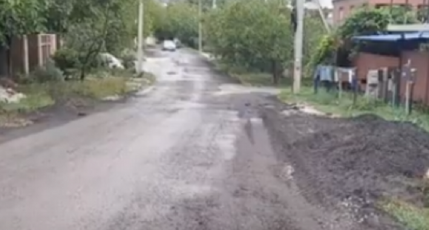«Две беды: дураки и дороги!»: в Борисовке асфальтовую крошку по ошибке высыпали на заасфальтированную дорогу