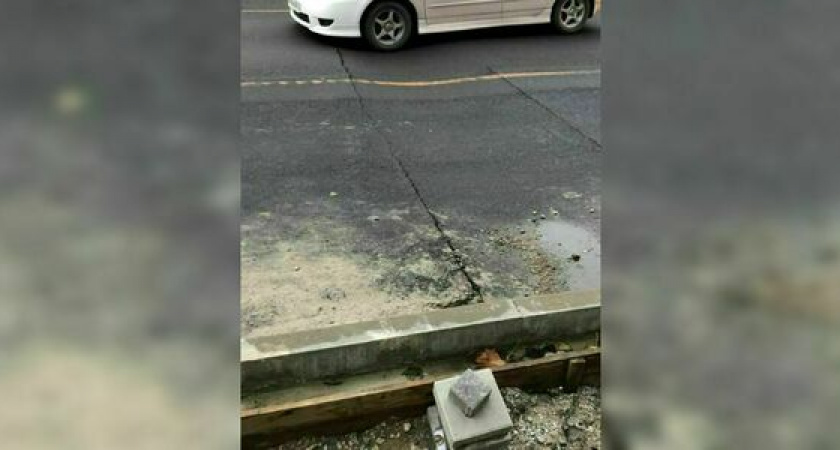 Горожане заметили, что новая дорога на улице Энгельса в Новороссийске уже провалилась