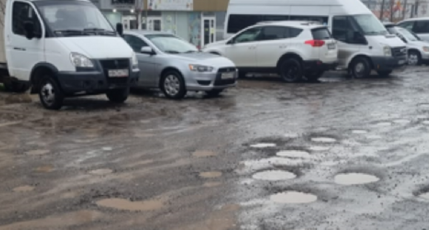 "Дорога вся в ямах!" Новороссийцам обещают отремонтировать дорогу, когда будут сданы все долгострои, к которым она ведет