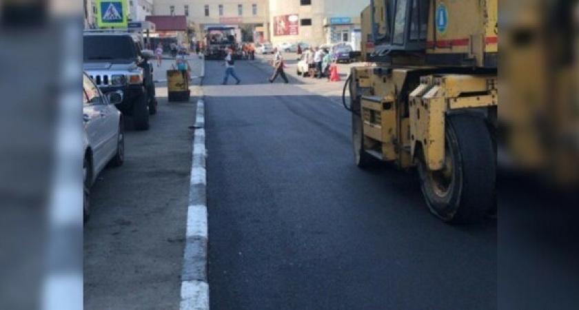 В новой дорожной одежде идет в зиму улица Чайковского в Новороссийске