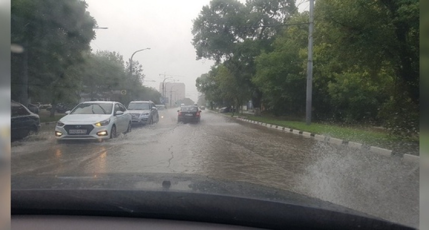 В Краснодарском крае до пятницы продлили экстренное предупреждение о ливнях и ветре