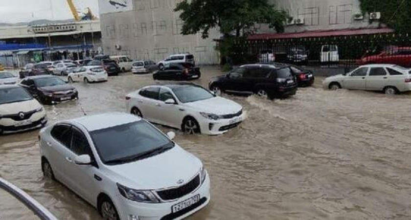 "Воды по колено!!!": в Новороссийске тонут улицы и автомобили: на город снова обрушился залповый ливень - фото и видео