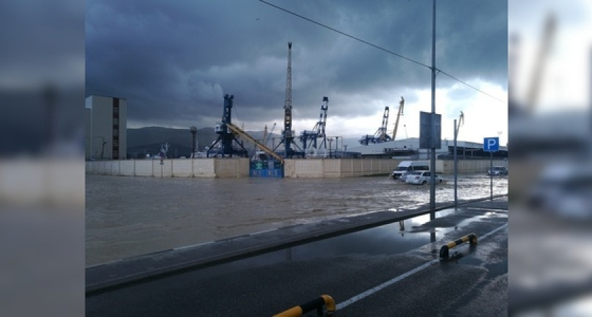 «В машинах нужно весла возить»: на Новороссийск обрушиваются залповые ливни