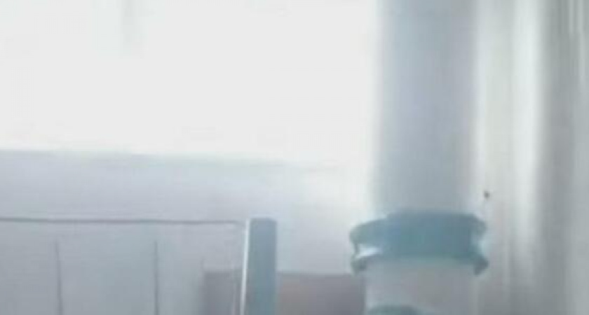 «Топит не только снизу, но и сверху»: в подъезде Новороссийска прошел дождь