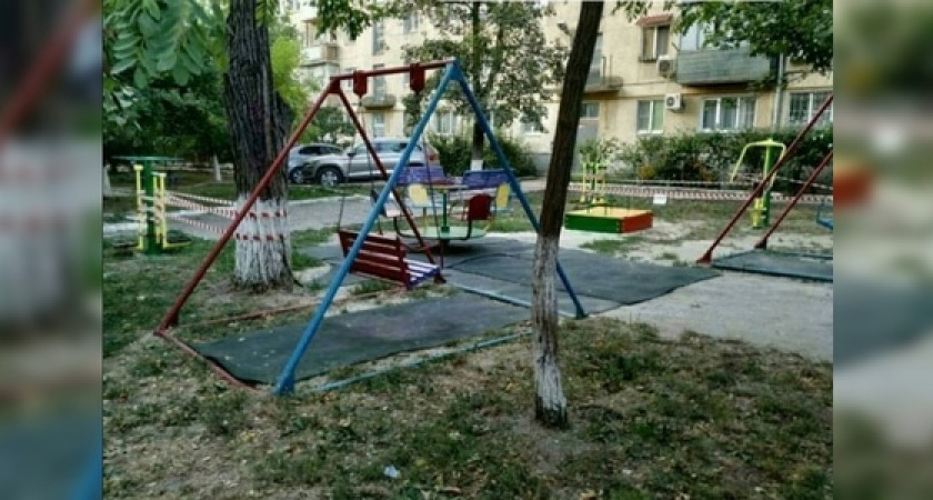 «Какое унижение жителей!»: новороссийцы пожаловались, что песочницу и тренажеры в их двор установили всего на один день