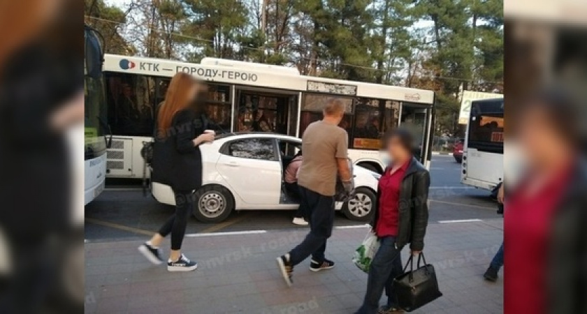 Драка между таксистом и водителем автобуса произошла прямо на остановке в Новороссийске