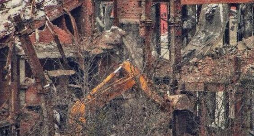 «Ломать не строить»: в Новороссийске сносят драмтеатр (фото с высоты)