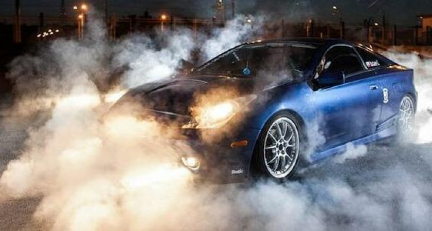 «Помогите! Спать невозможно!»: новороссийцы пожаловались на дрифтеров на парковке строительного магазина