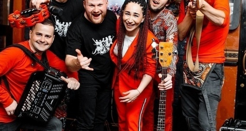 «Гламурный колхоз» в Абрау-Дюрсо: бесплатный концерт известной кавер-группы уже в эту субботу