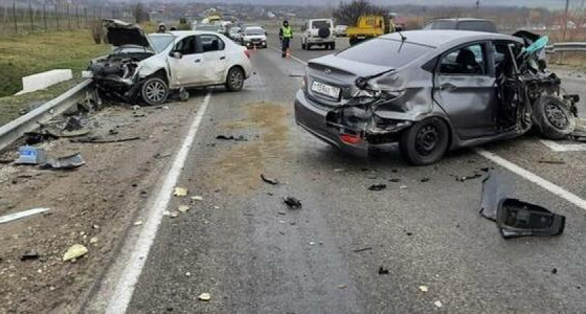 Массовое ДТП с участием четырех автомобилей произошло на трассе под Новороссийском