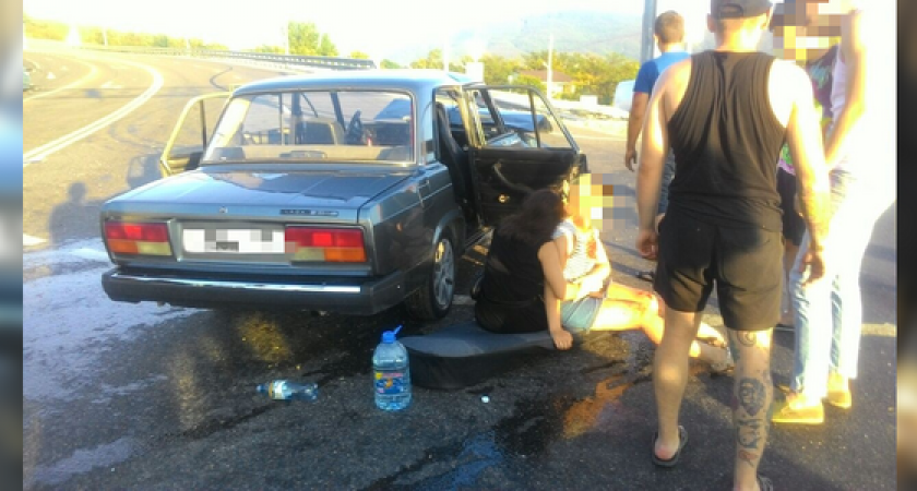 Под Новороссийском столкнулись «семерка» и «Хендай»: в аварии пострадали пятеро несовершеннолетних