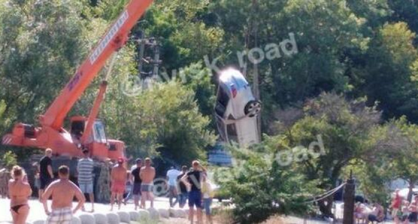 Под Новороссийском у озера Абрау-Дюрсо автоледи с ребенком в салоне вылетела с дороги