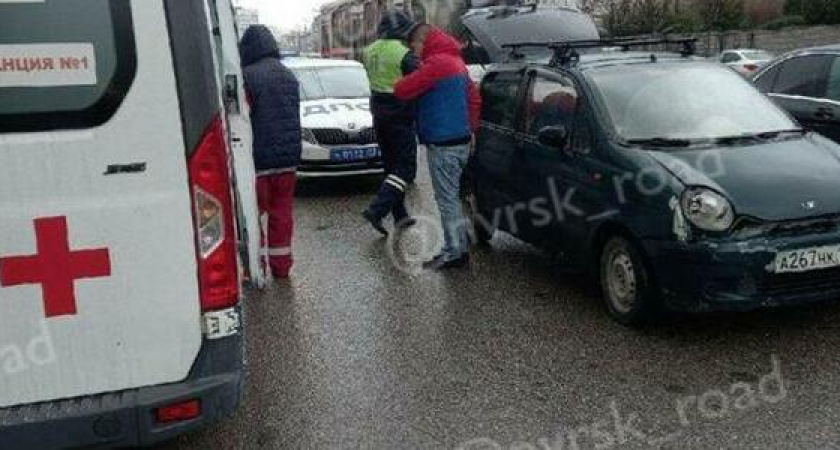 В Новороссийске 80-летняя пенсионерка попала под колеса автомобиля, переходя дорогу в неположенном месте