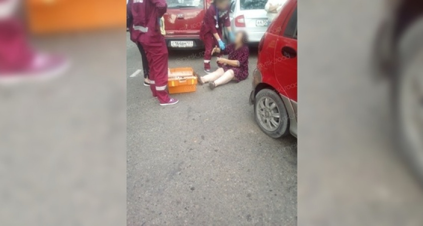 «Цвет настроения красный»: две дамы солидного возраста устроили драку на проезжей части в Новороссийске