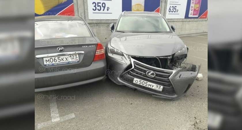 В Новороссийске на парковке строительного гипермаркета погрузчик снес "морду" "Лексусу"