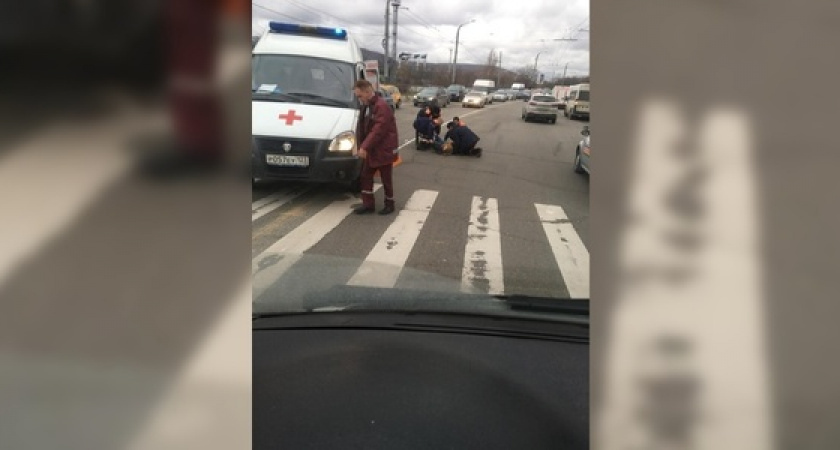 В Новороссийске спасатели сбили девушку в наушниках на пешеходном переходе