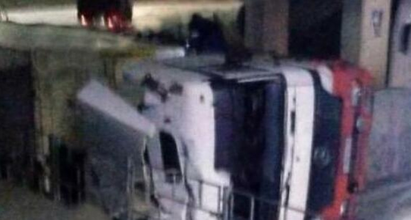 В Восточном районе Новороссийска фура перевернулась на бок