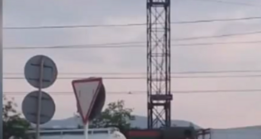 «Это был страйк!»: в Новороссийске большегруз не пропустил поезд на переезде