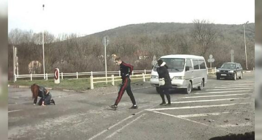 Вчера на трассе под Новороссийском перевернулась иномарка