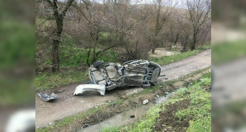 В результате жесткого ДТП под Новороссийском легковой автомобиль превратился в груду искореженного металла