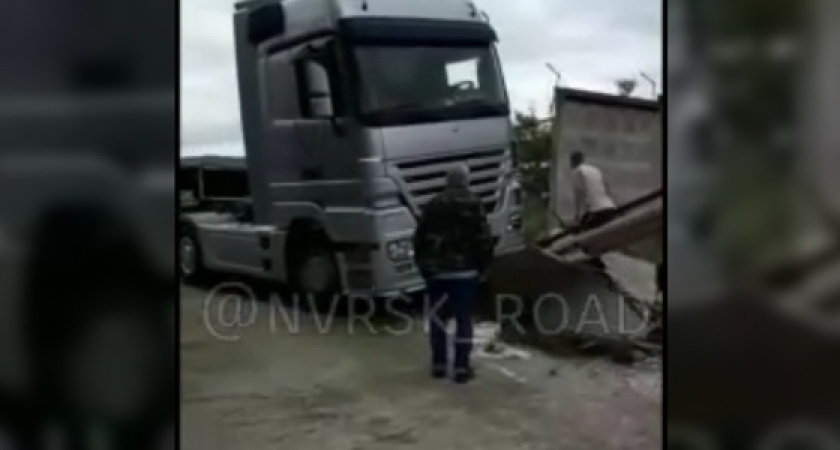 Под Новороссийском покатившийся грузовик переехал водителя