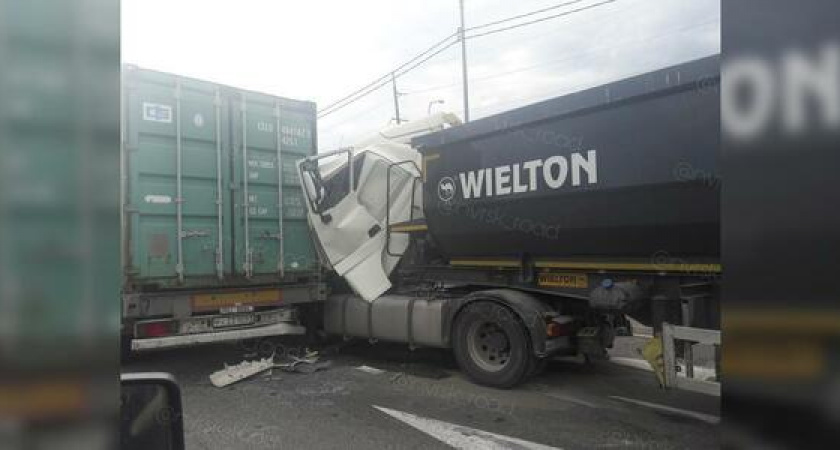 На трассе под Новороссийском столкнулись два грузовика