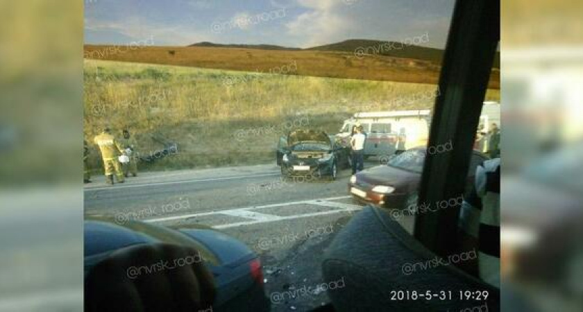 Под Новороссийском две иномарки столкнулись «лоб в лоб»