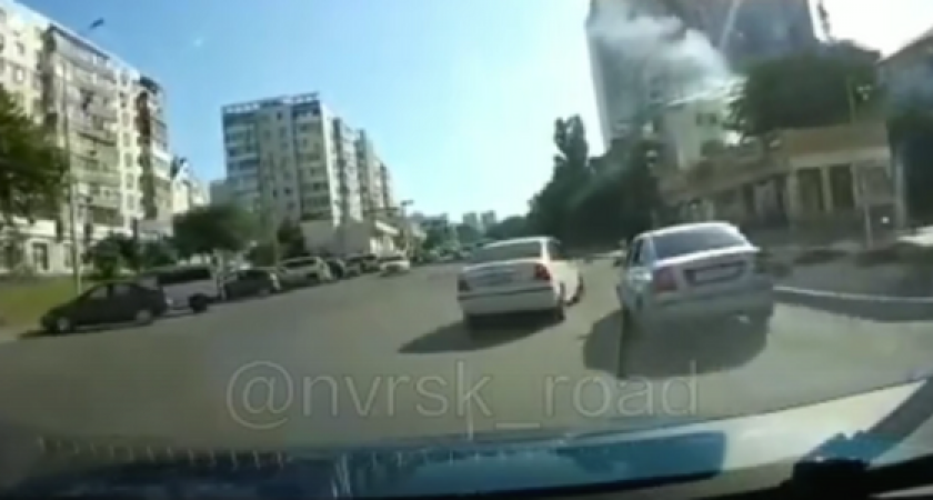 «Бить или не бить!?»: в Новороссийске автомобиль, уходя от удара, вылетел на тротуар