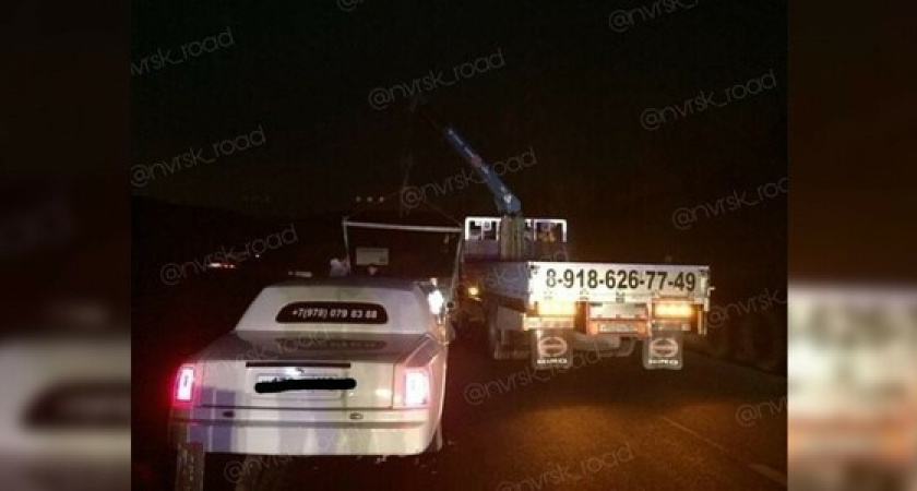 «Странное зрелище»: под Новороссийском лимузин «заскочил» на отбойник