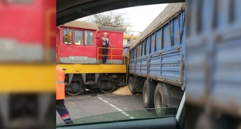 В Новороссийске произошло ДТП с участием локомотива и зерновоза