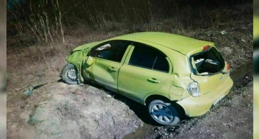 На трассе под Новороссийском иномарка перевернулась и улетела в кювет