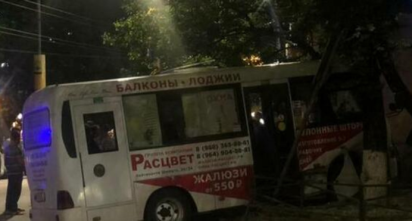 В Новороссийске маршрутку с пассажирами отбросило на тротуар, она врезалась в дорожный знак