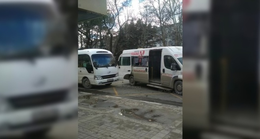 В Новороссийске маршрутка практически «вырвала» дверь пассажирскому микроавтобусу