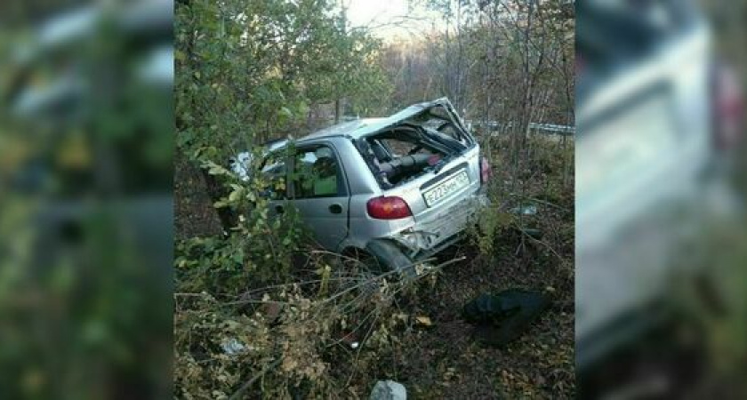 Под Новороссийском иномарка улетела в лесополосу