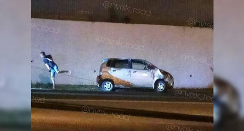 На выходных на въезде в Новороссийск перевернулась легковушка с младенцем: видео аварии