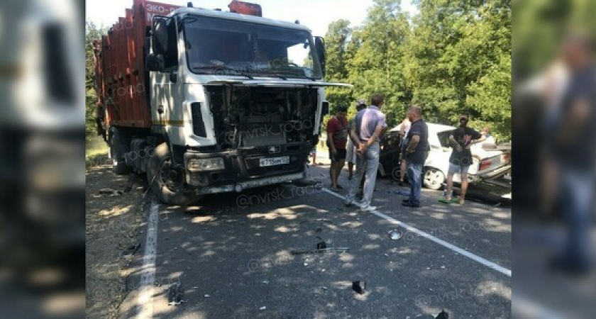 На трассе под Новороссийском мусоровоз смял «семерку»