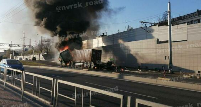 В Восточном районе Новороссийска загорелась фура
