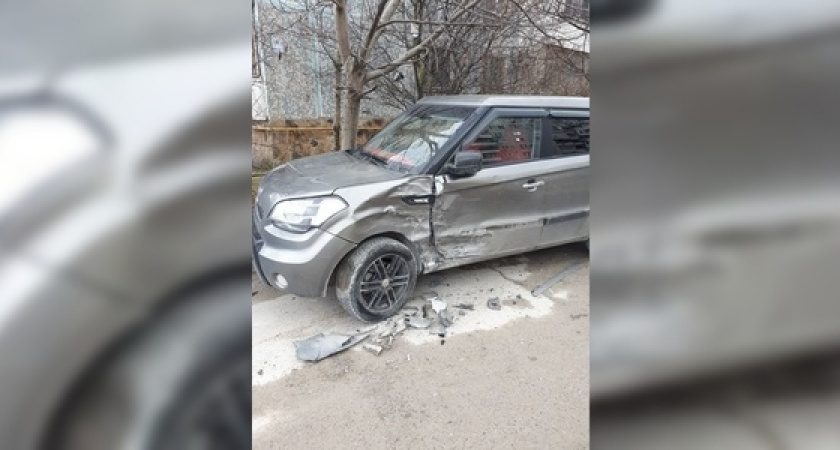 В Новороссийске неизвестный водитель ударил припаркованный автомобиль и скрылся с места ДТП