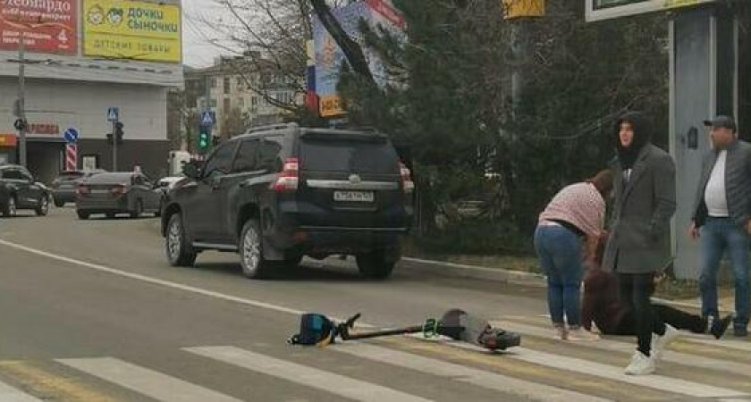 В Новороссийске женщину, сбитую на «зебре» на электросамокате, оштрафовали за езду без прав