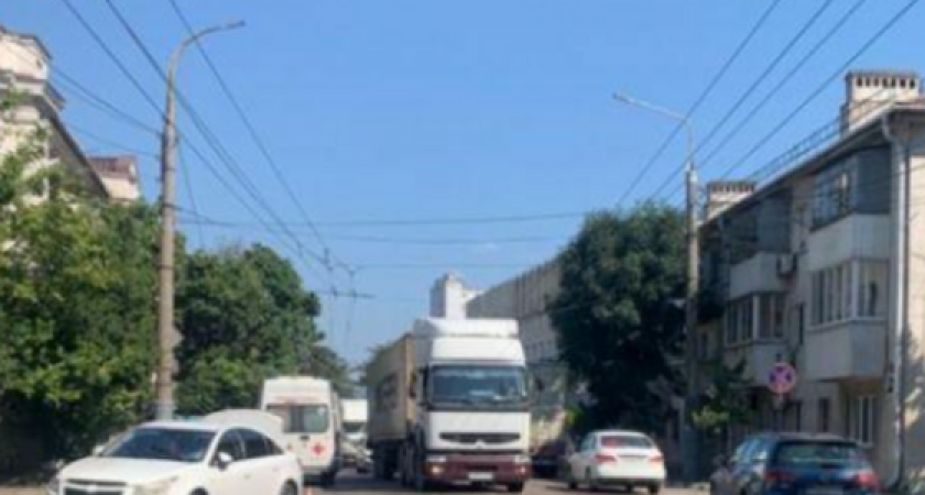 В Новороссийске пьяный электросамокатчик без прав протаранил иномарку