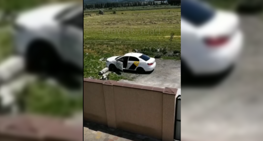 Под Новороссийском пьяный таксист влетел в лежачий столб