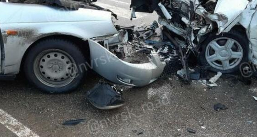 Под Новороссийском автомобиль вылетел с дороги и повис на кустах