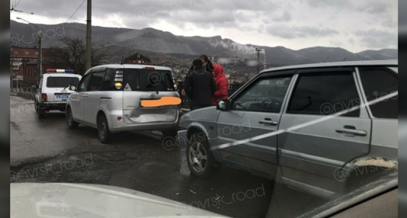 В Новороссийске за один день произошло два ДТП из-за того, что водители пытались объехать ямы на дороге