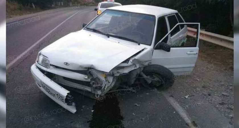 Горожане обнаружили брошенный ВАЗ с вырванным колесом