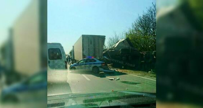 КамАЗ врезался в полицейский автомобиль, сотрудники которого оформляли ДТП с участием двух большегрузов