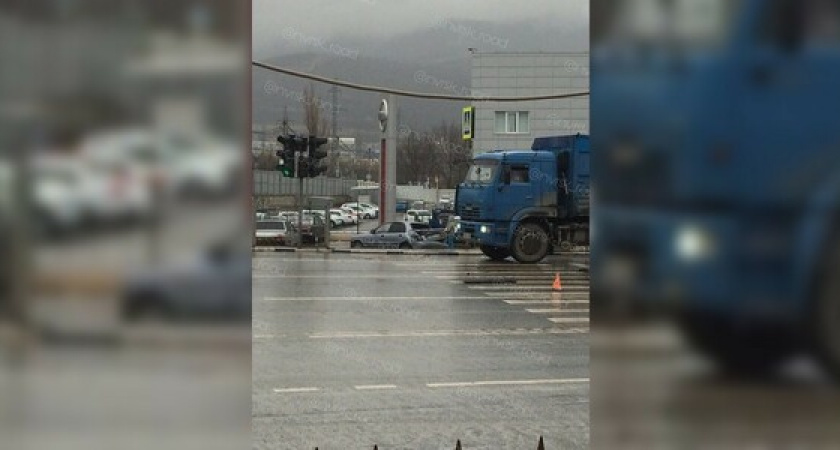 Зерновоз на выезде из Новороссийска протаранил несколько автомобилей