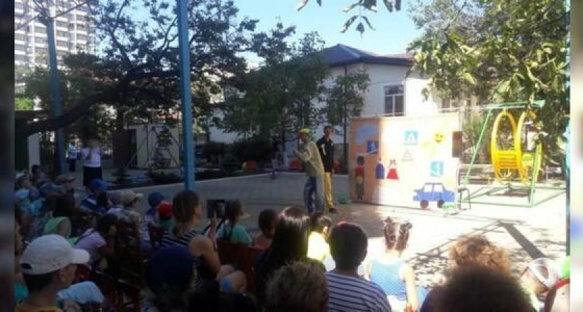 В детском реабилитационном центре «Ромашка» прошел интерактивный спектакль «Путешествие в страну дорожных знаков»