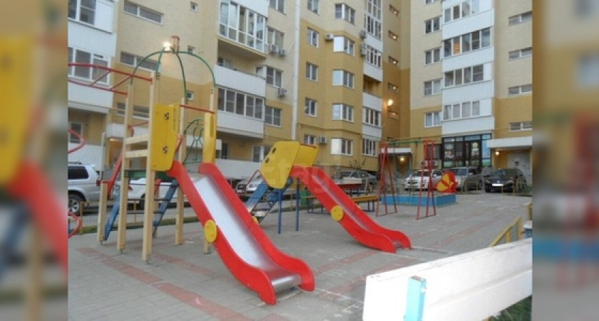 «Куда новый мэр смотрит?»: житель дома, расположенного за администрацией Новороссийска, снял на видео, как его двор утопает в грязи